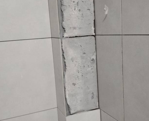 社旗瓷砖空鼓维修公司分享下瓷砖施工前基层浇水润湿程度不足，可能导致以下问题